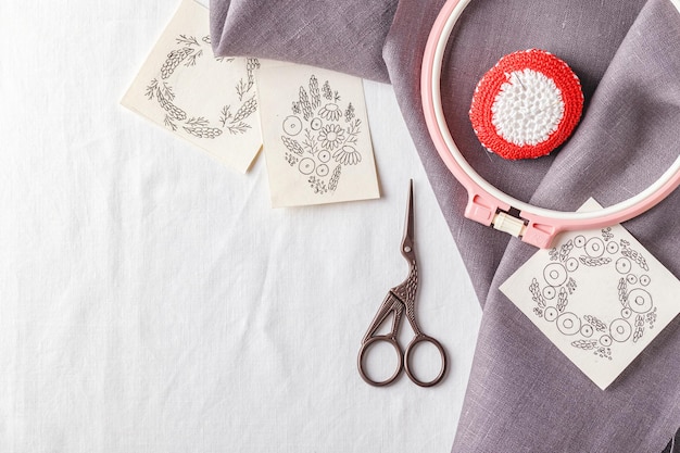 ręcznie wyszyty motyw